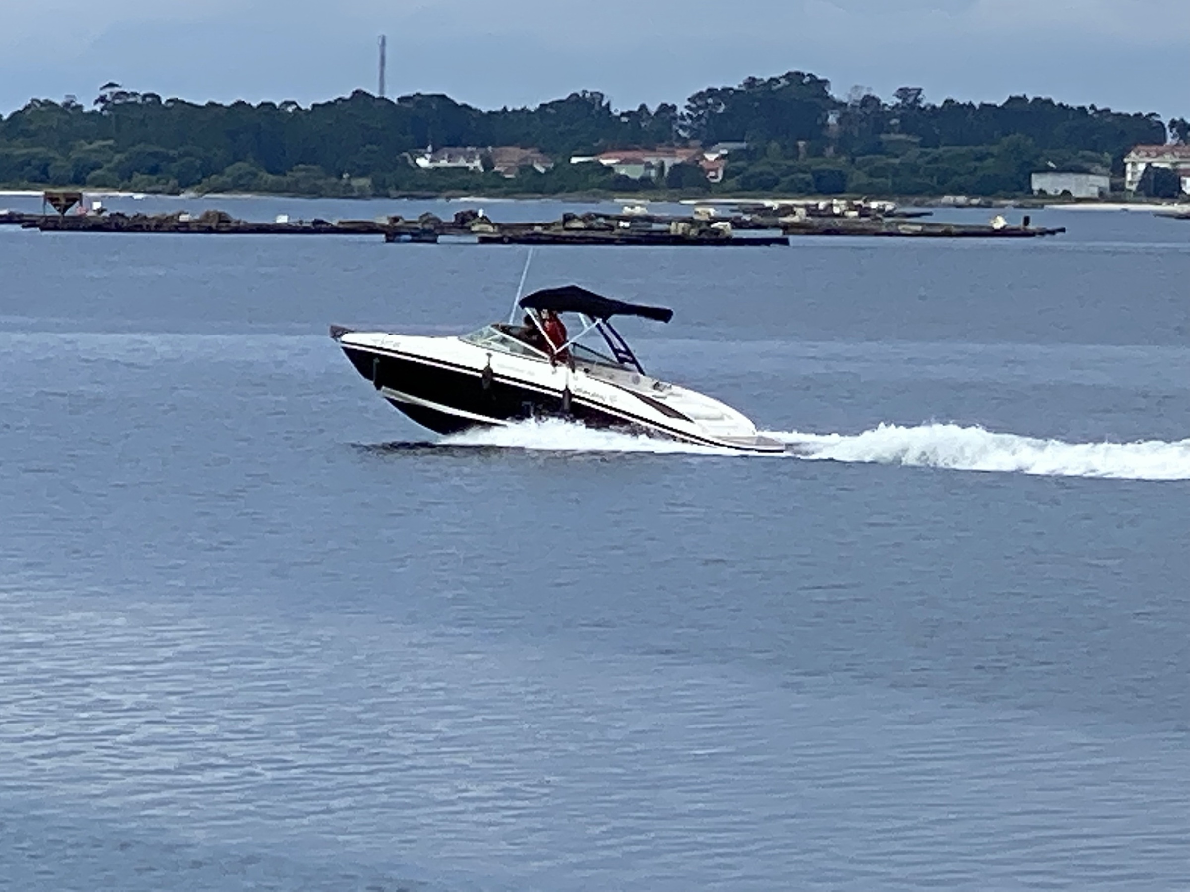 Polígono de bateas de mejillón de la Ría de Arousa visto desde el barco durante la ruta Traslatio