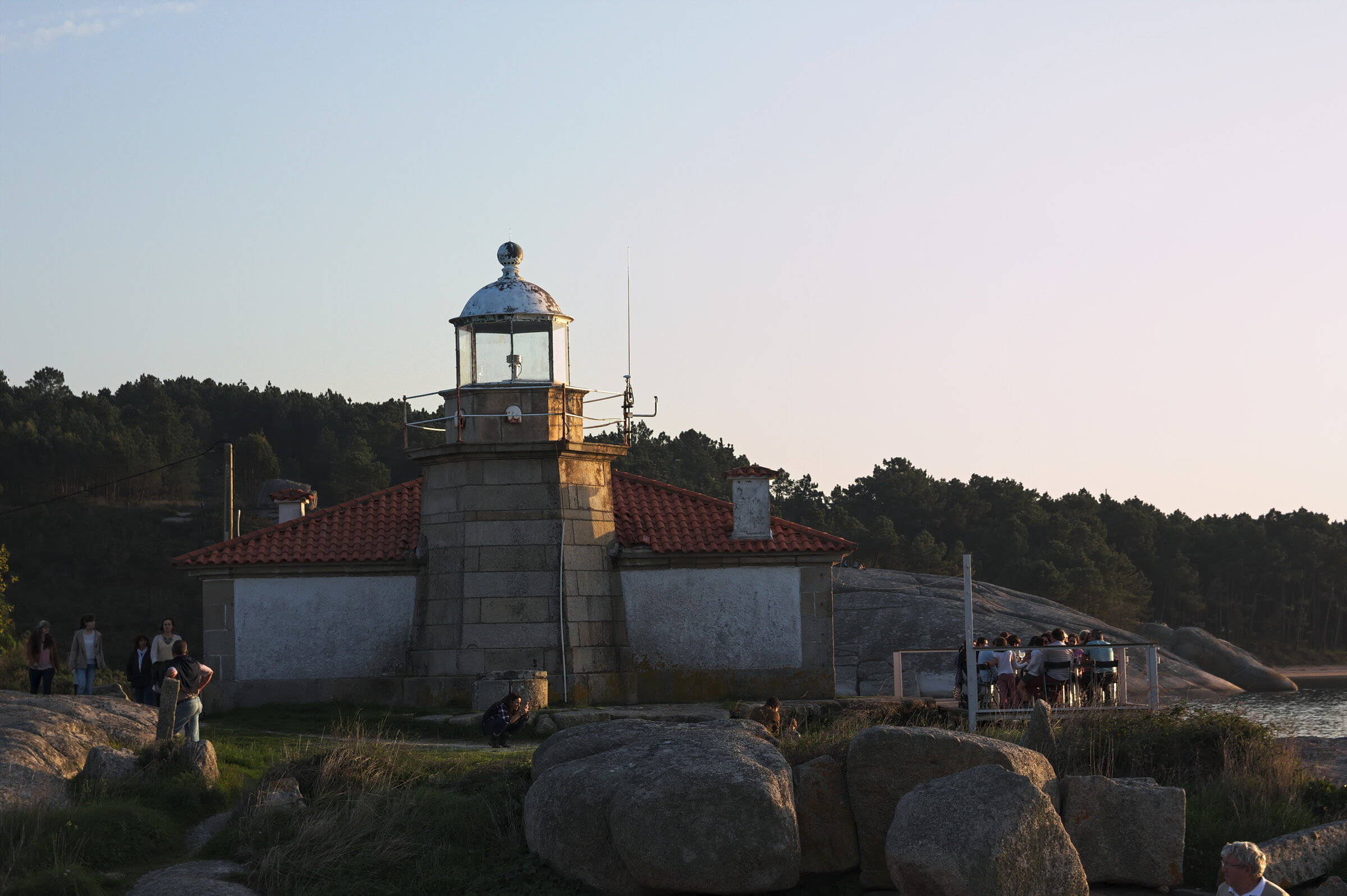 Faro de Punta Cabalo iluminado por el sol al atardecer en la punta noroeste de la Illa de Arousa