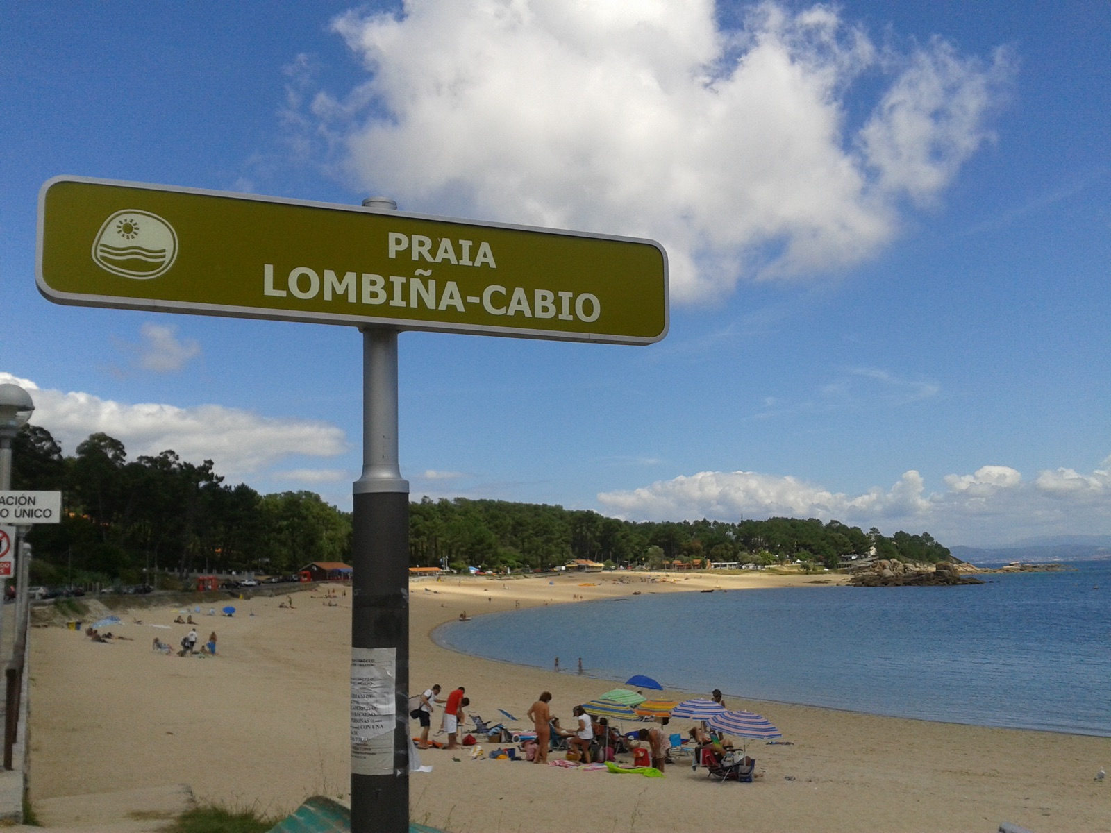 Cabío beach in A Pobra do Caramiñal, with the calm waters of the Ría de Arousa