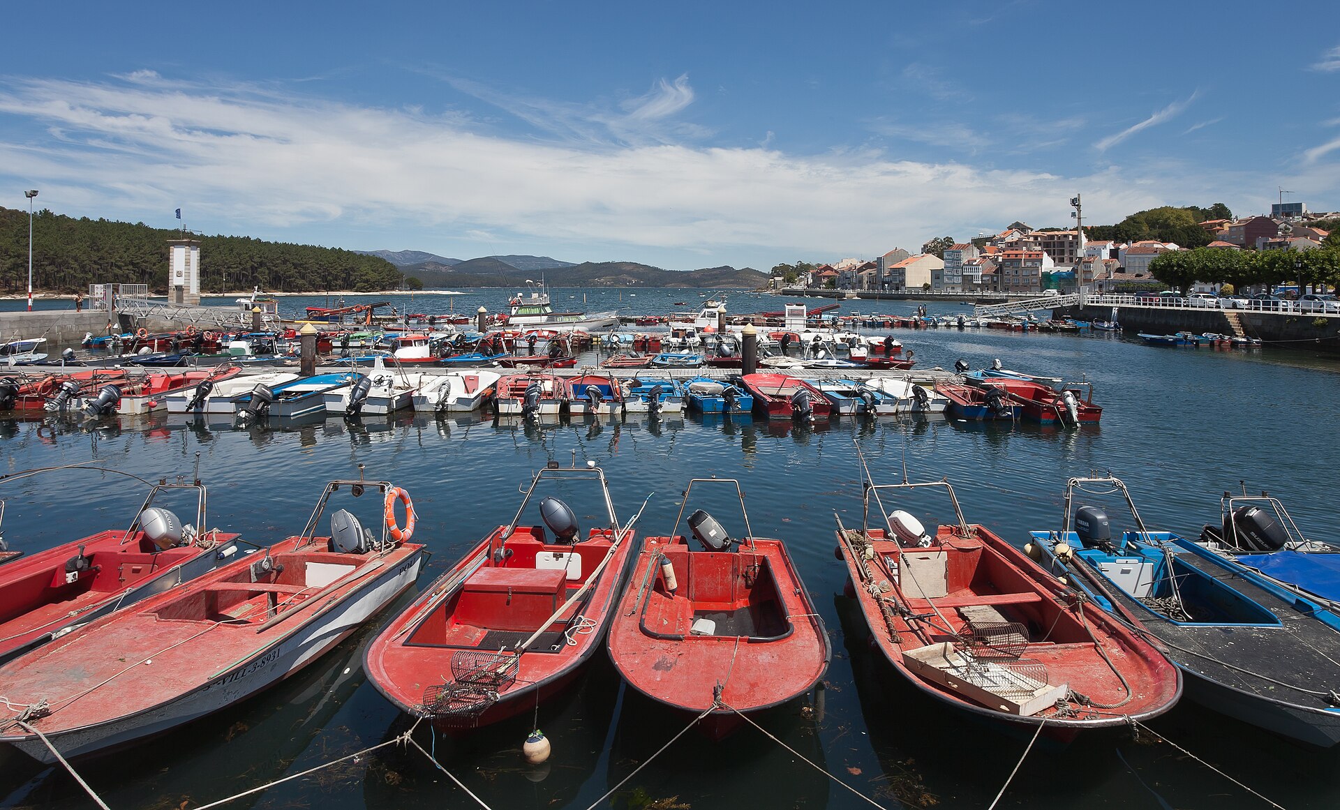 The port of O Carril with the Ría de Arousa behind