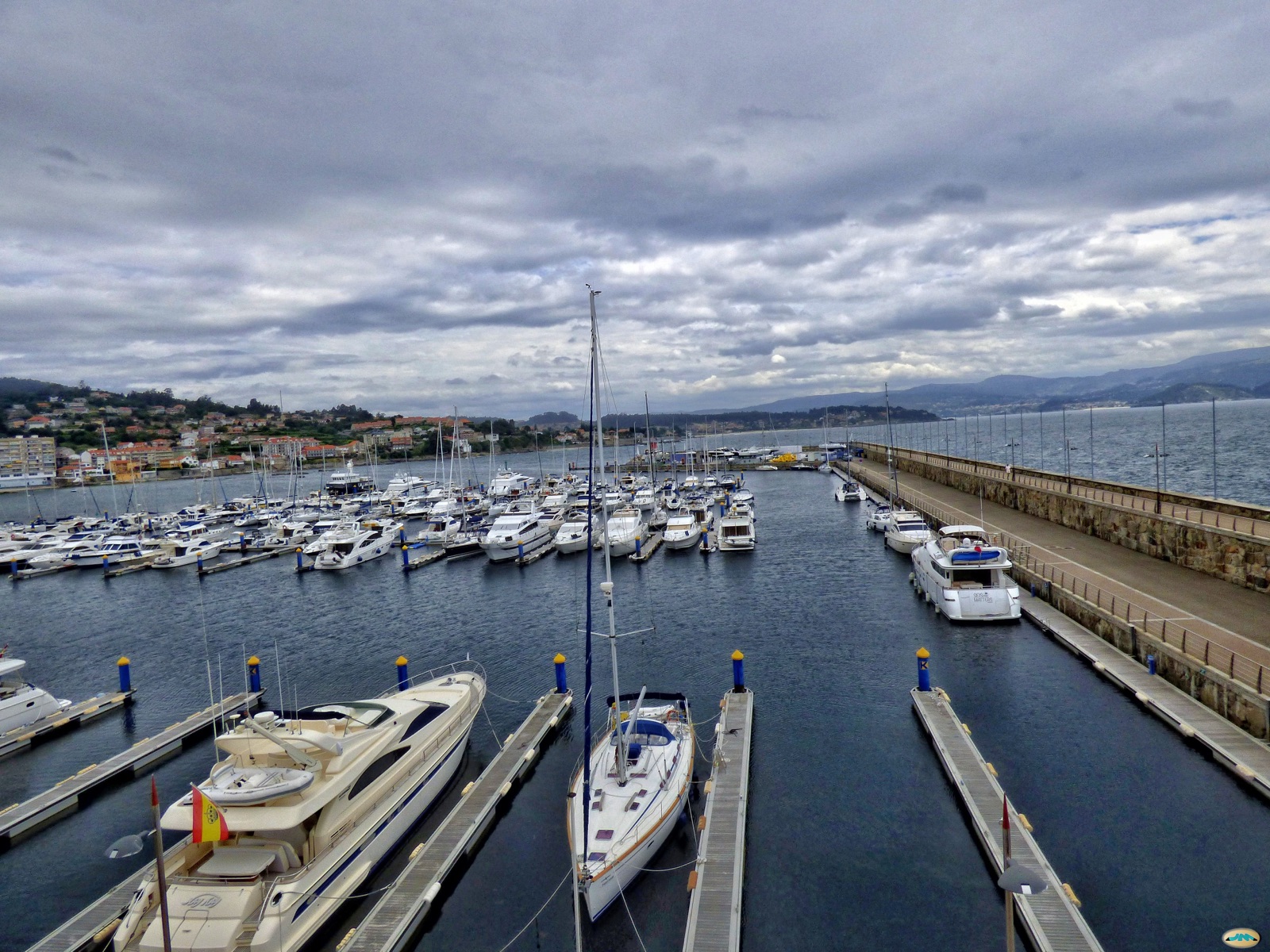 Sanxenxo marina with its pontoons full of boats