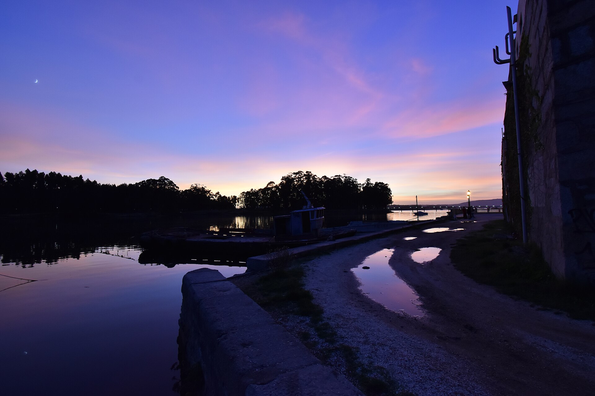 Vilanova de Arousa lit up at nightfall, seen from the sea