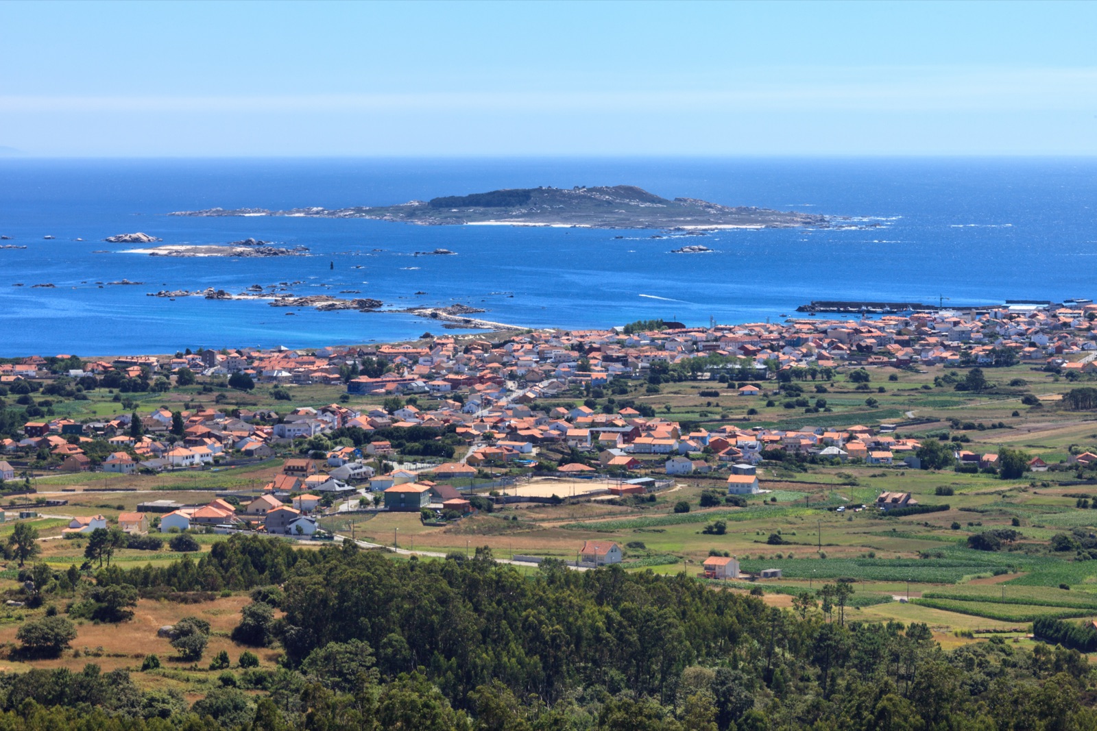 L'Illa de Sálvora vue depuis Aguiño, à l'entrée de la Ría de Arousa
