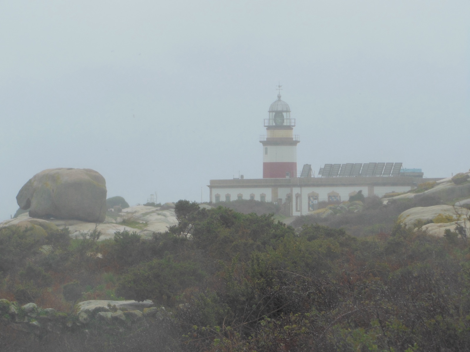 Le phare de Sálvora sur les rochers de granit à l'entrée de la Ría de Arousa
