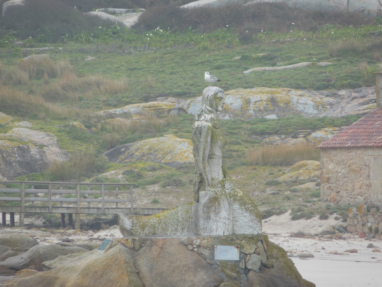 Sculpture de la sirène Mariña sur un rocher de l'Illa de Sálvora