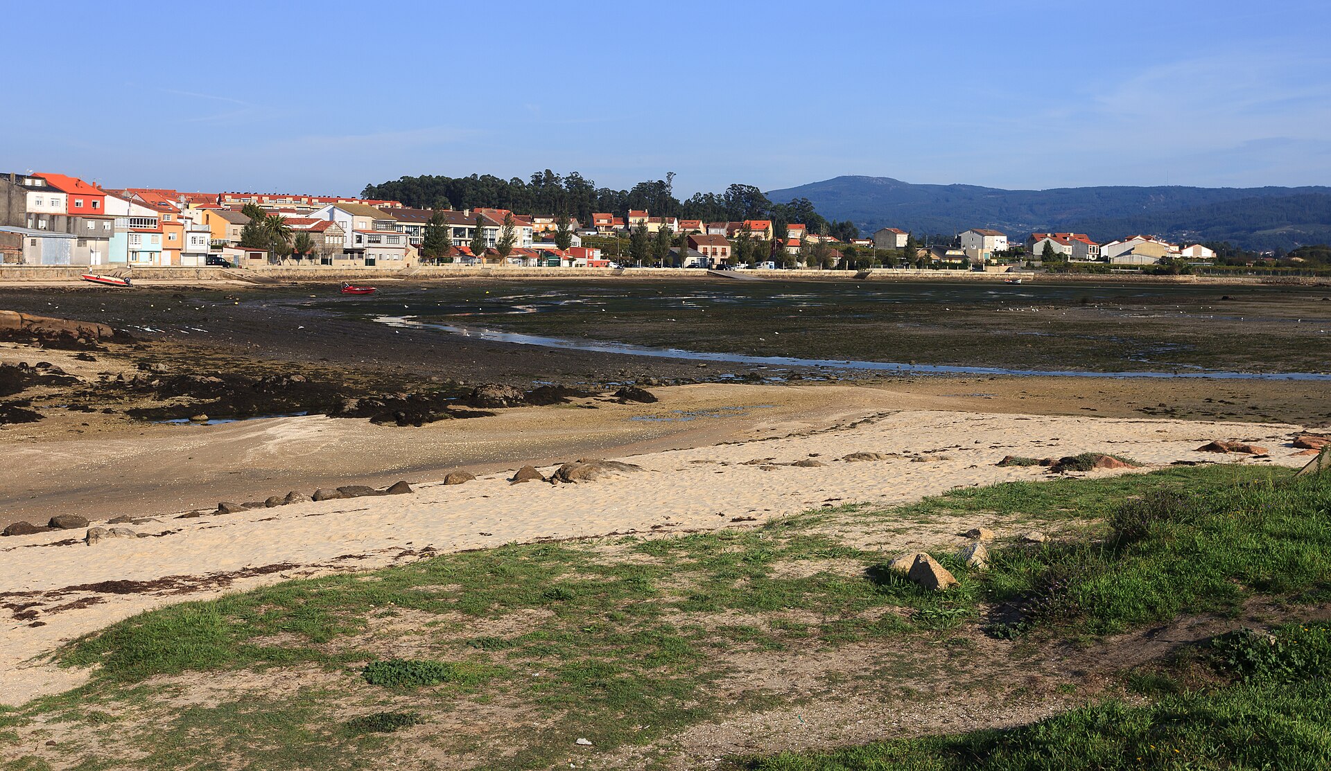 Cambados con la marea baja, en la Ría de Arousa