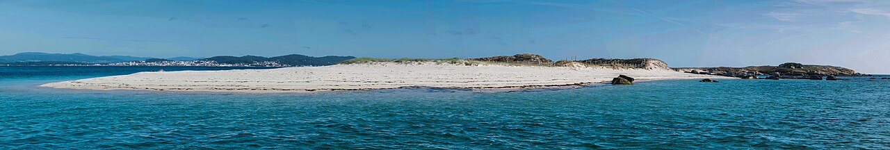 Panorámica del islote Guidoiro Areoso con su arenal blanco en la Ría de Arousa