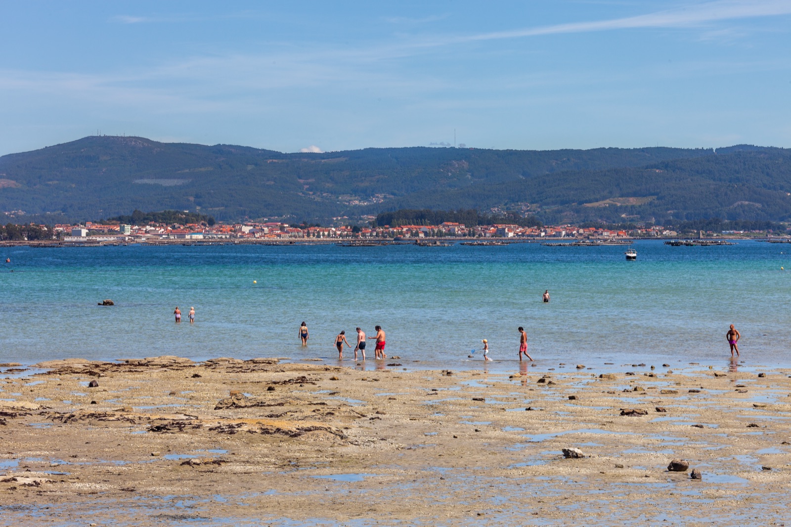 Playa de arena blanca y aguas someras en el parque natural do Carreirón, Illa de Arousa