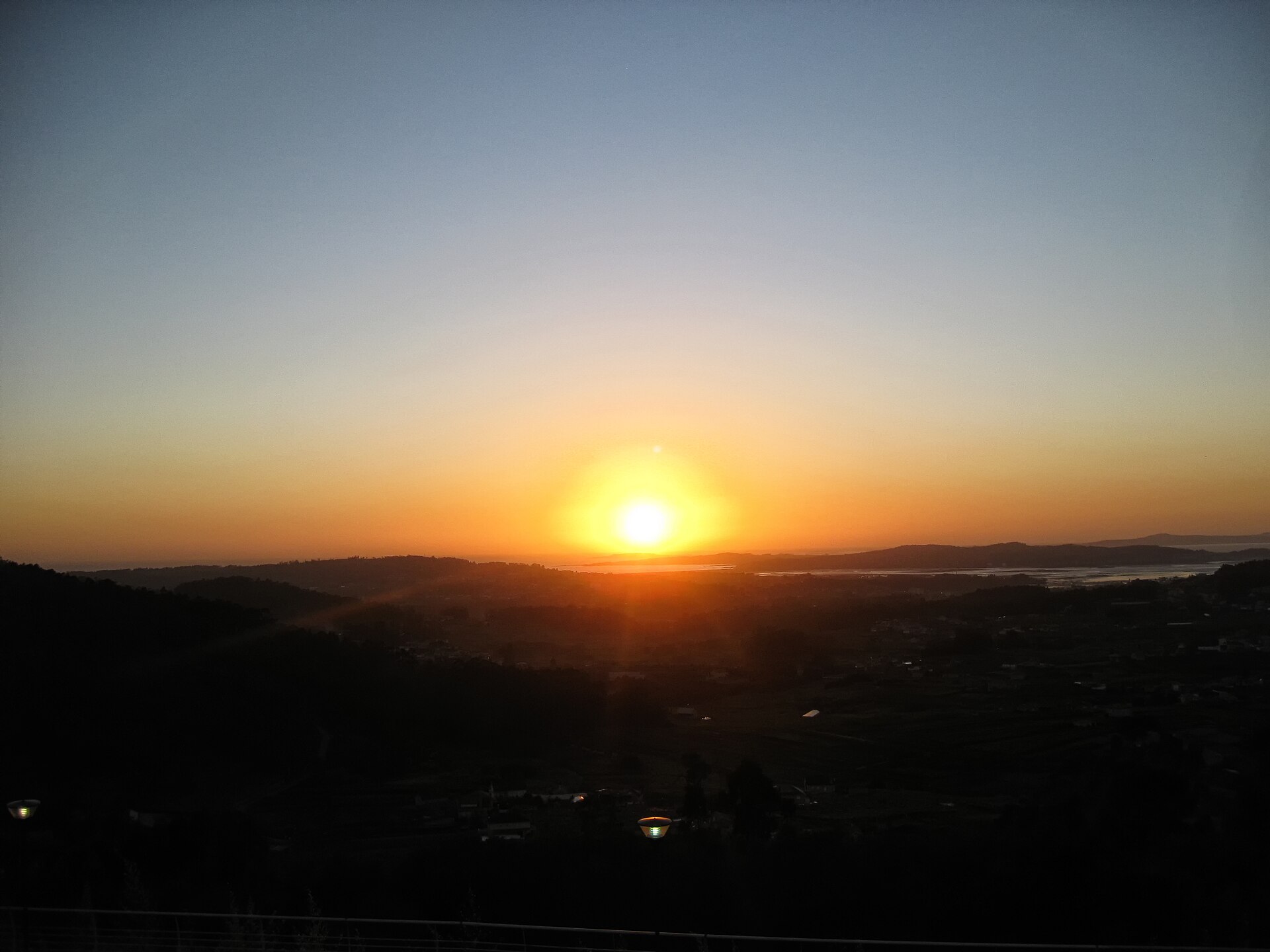 Atardecer sobre las bateas de mejillón de la Ría de Arousa con el cielo encendido