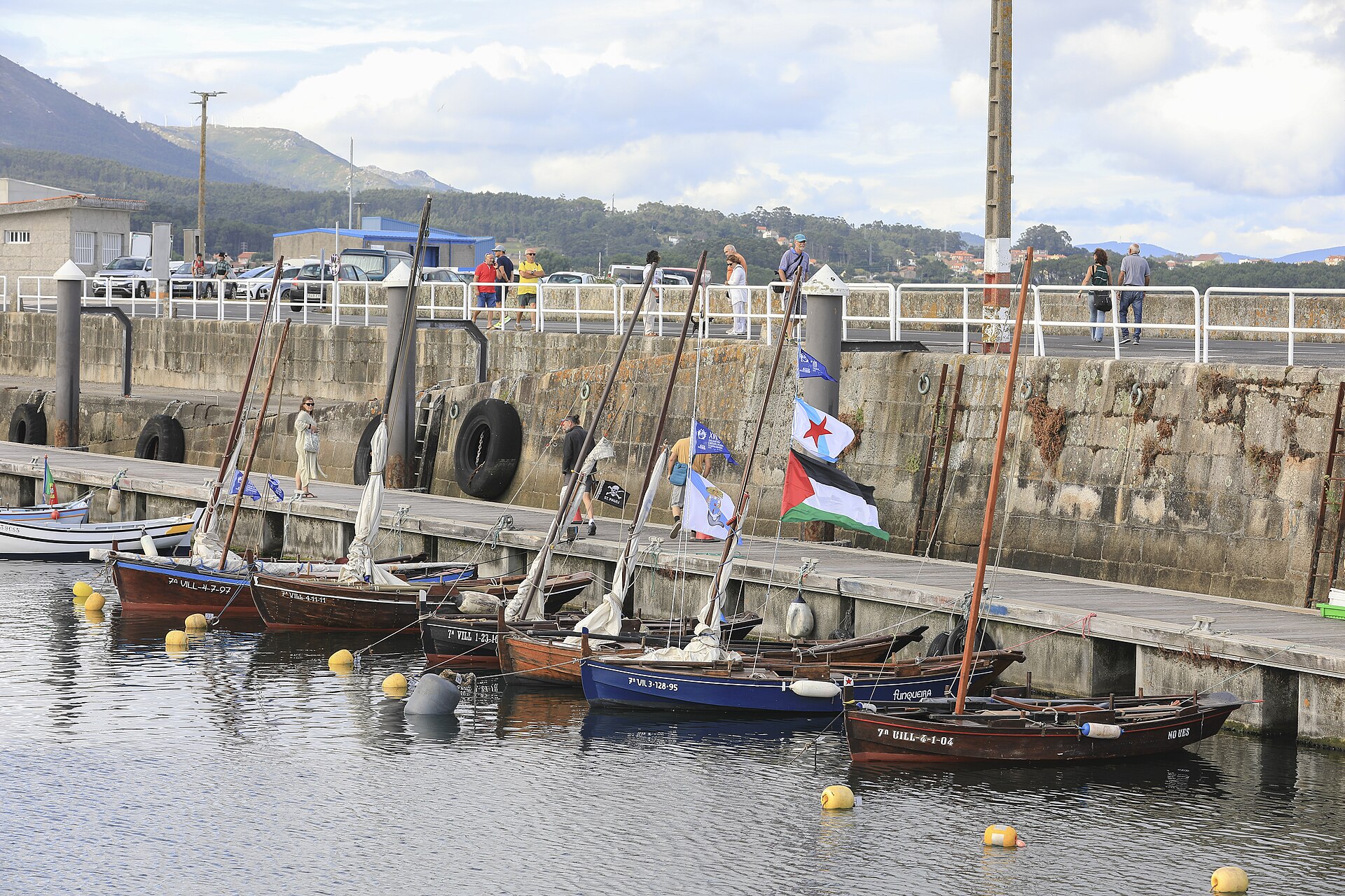 Dornas a vela en el puerto de Ribeira, embarcaciones tradicionales de la Ría de Arousa