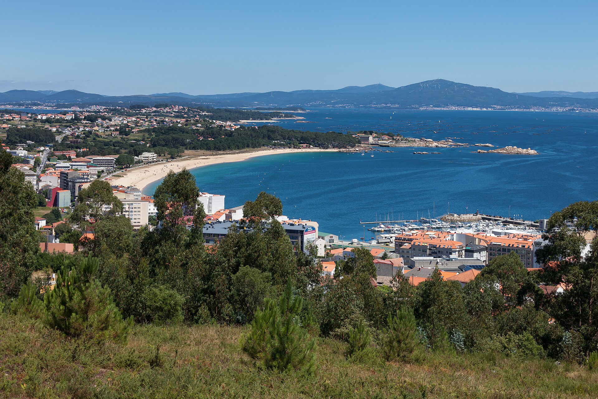 Praia de Coroso en Ribeira vista desde el área recreativa de San Roque