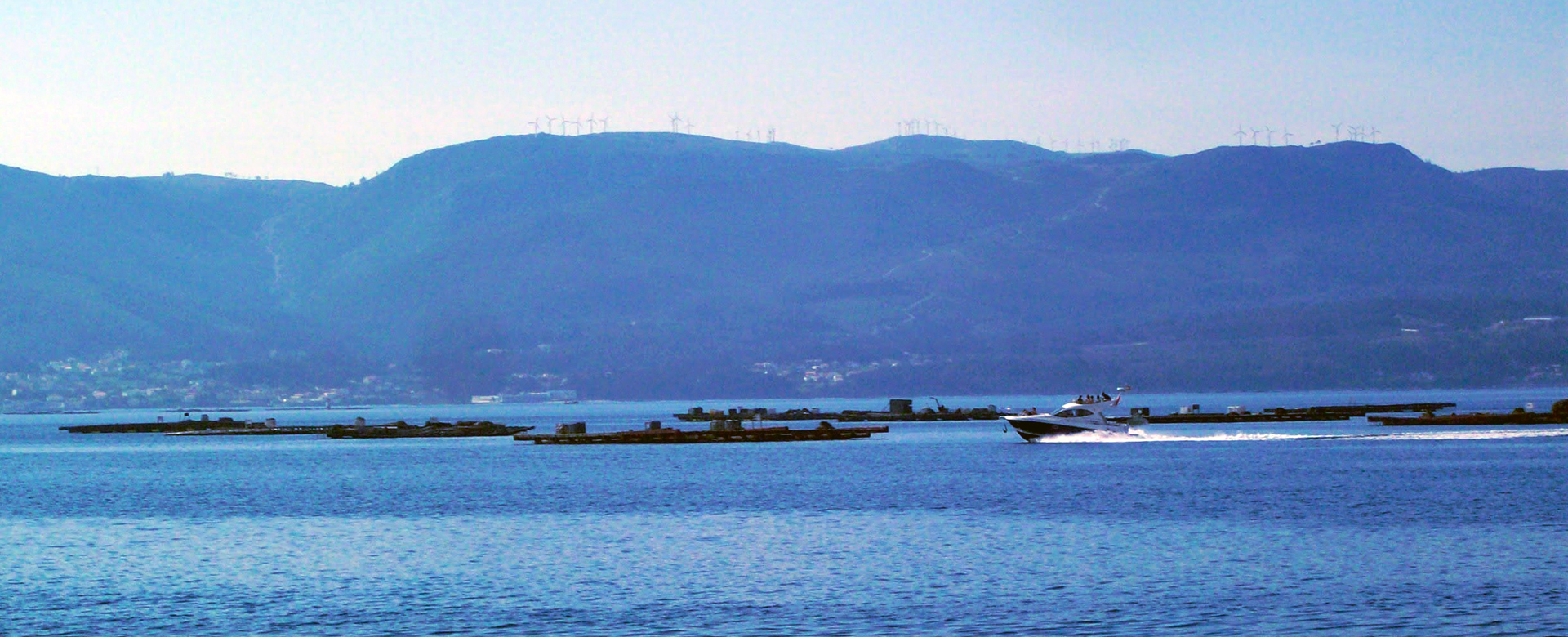 Bateas et une barque sur la Ría de Arousa
