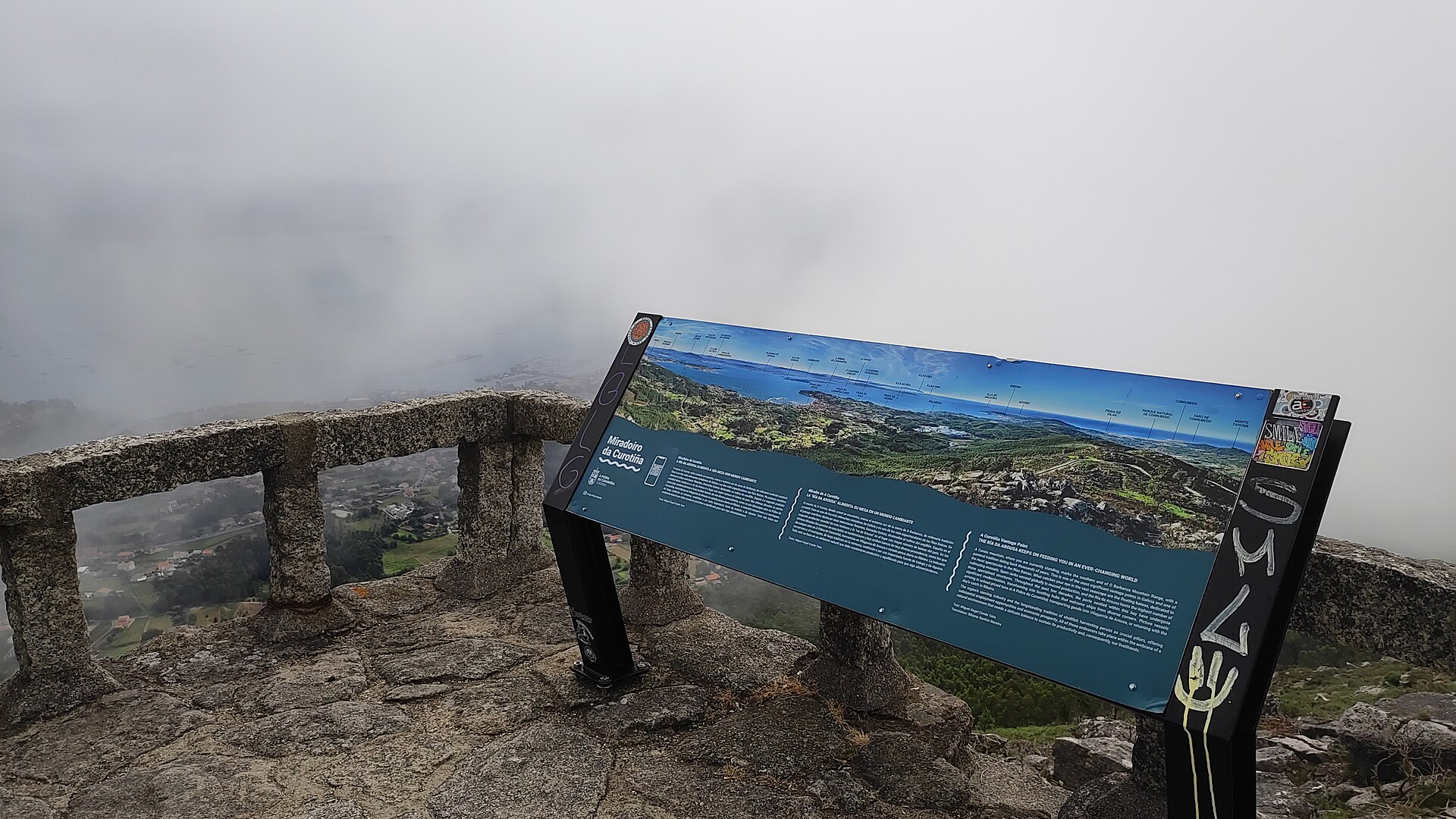 Panoramic view of the Ría de Arousa with its islands and mussel rafts seen from the viewpoint