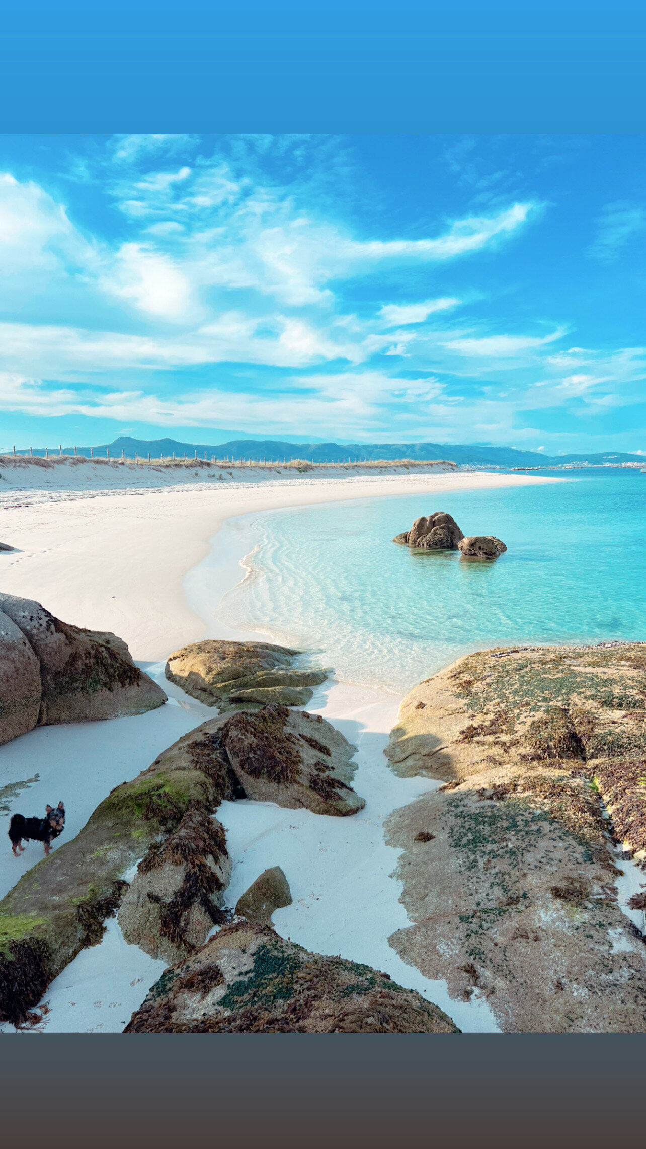 Eaux turquoise cristallines du banc de l’Areoso, Illa de Arousa, vues depuis le rivage
