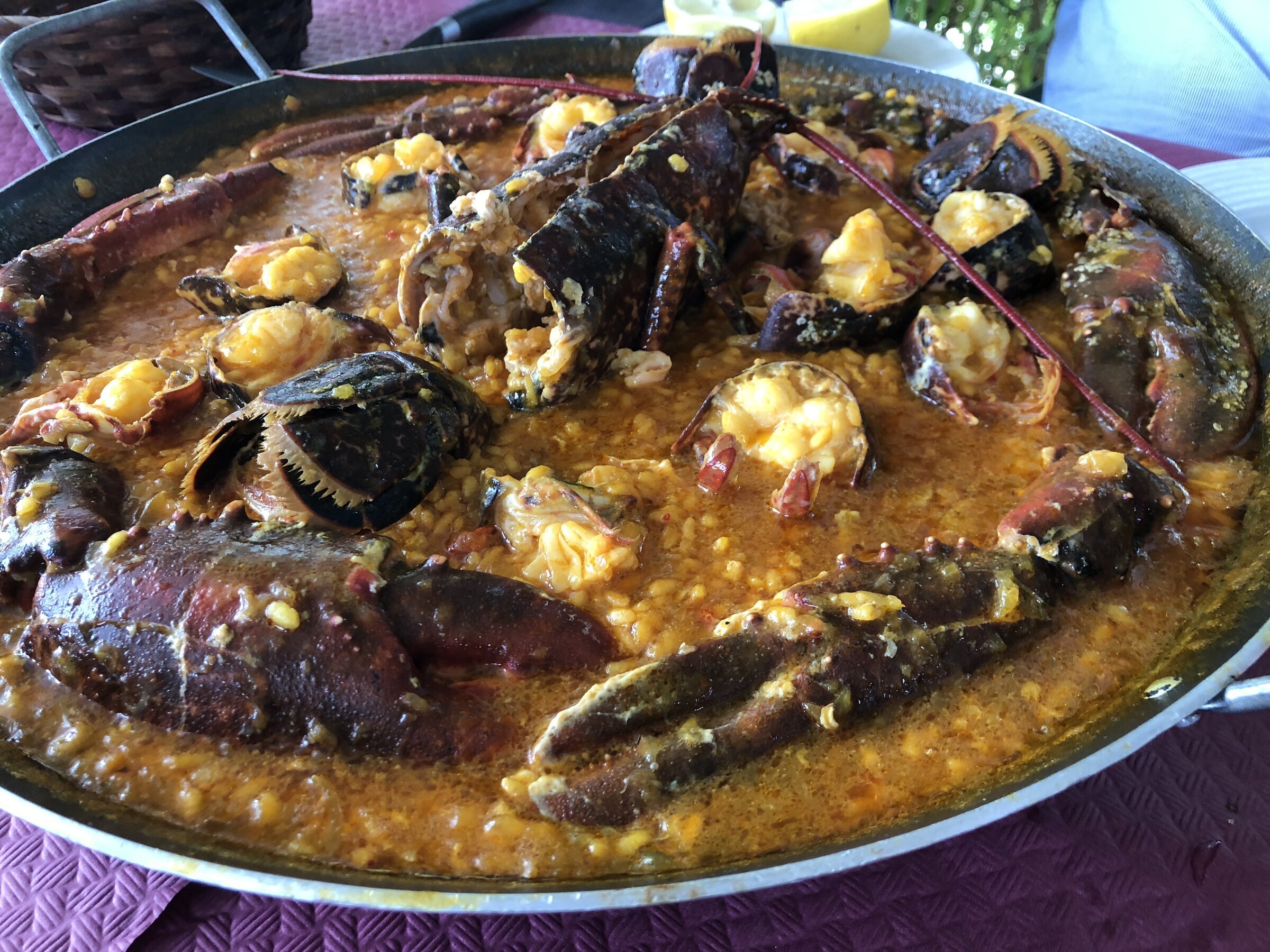Arroz caldoso con bogavante, plato fuerte de los restaurantes de marisco de las Rías Baixas