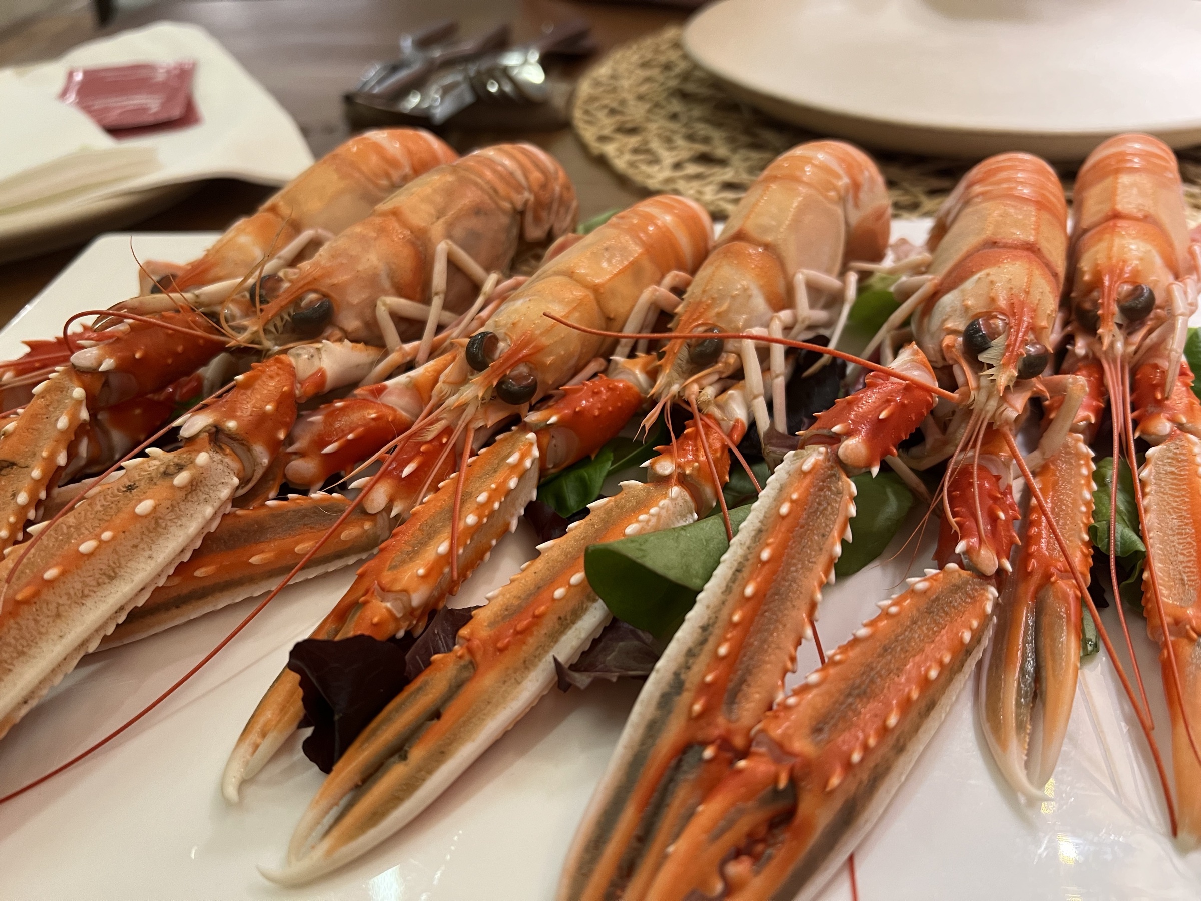 Cigalas frescas a la plancha con limón, especialidad de los restaurantes de Vilanova de Arousa