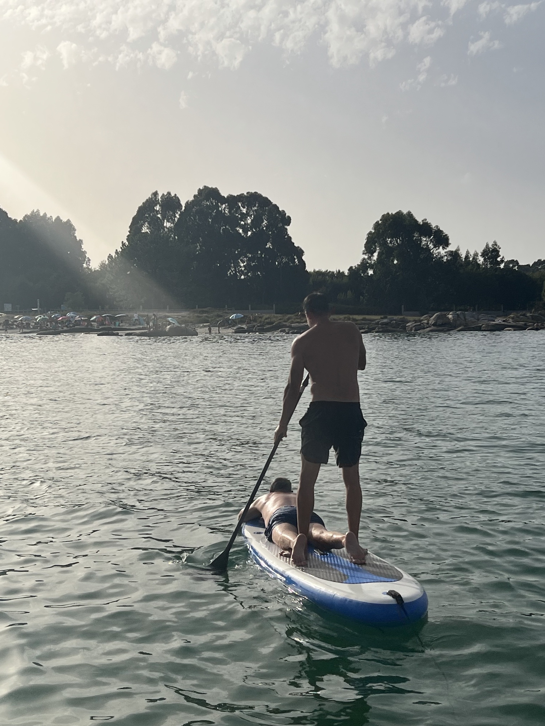 Tabla de paddle surf SUP a bordo del barco lista para sesión en cala protegida