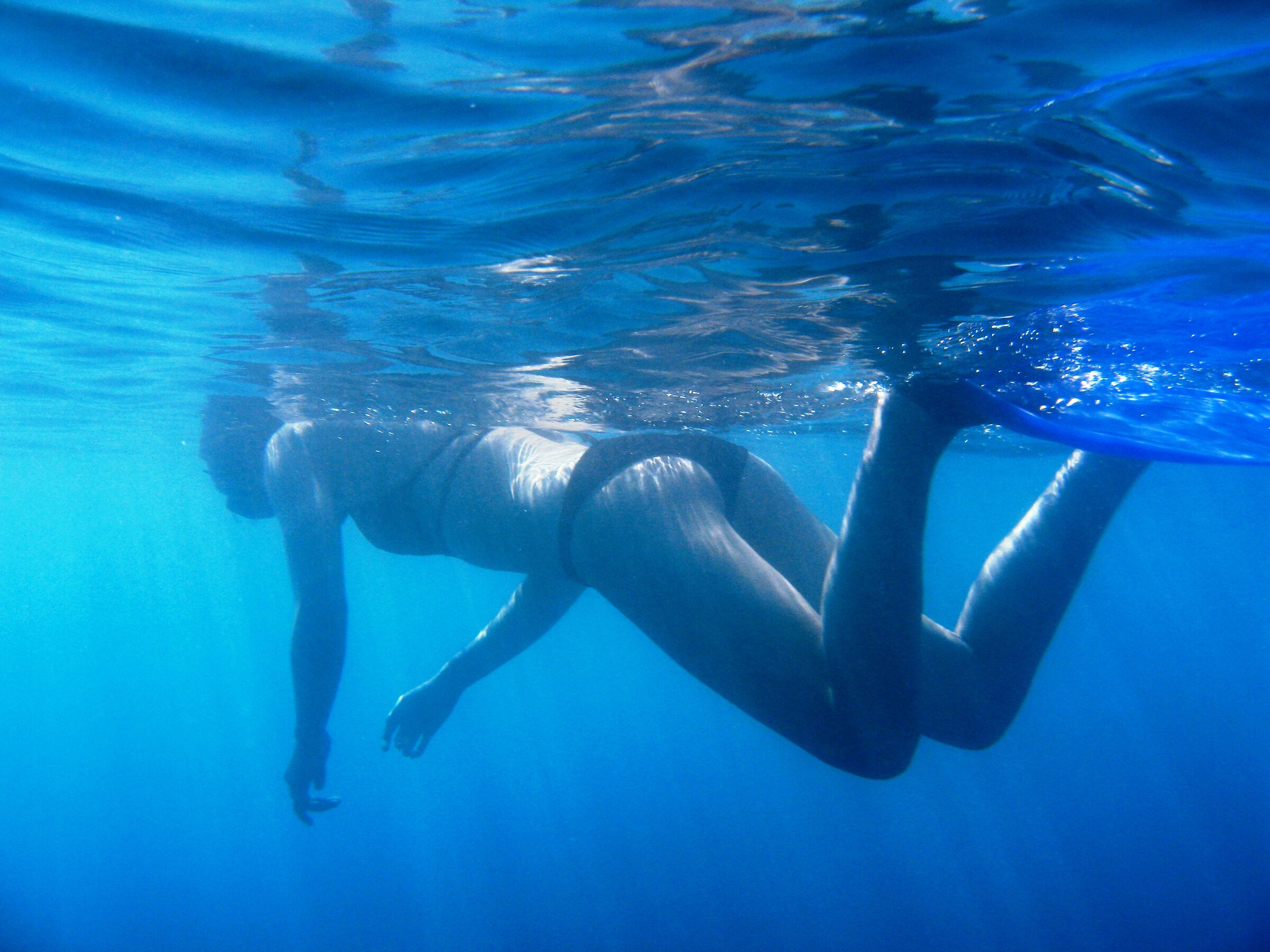 Buceador haciendo snorkel en las aguas cristalinas alrededor del faro de Punta Cabalo, Illa de Arousa